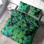 Bettwäsche set "Clover". Bettwäsche 140x200, 135/140x200 cm, 180x200 cm. Elegantes schwarzes bettwäscheset mit leuchtend grünen kleeblättern, die ihrem bett einen mutigen und lebendigen look verleihen.