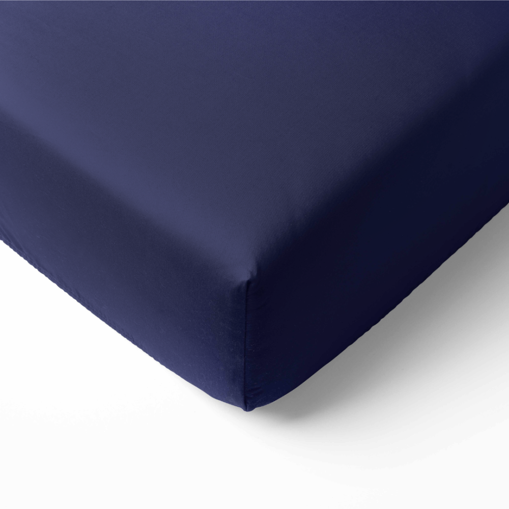 Satin Bettlaken „Blue glow“. Bettlaken ohne gummizug, 150x220 cm, 180x220 cm, 200x220 cm, 150x260 cm, 220x260 cm. Schickes dunkelblaues bettlaken, perfekt für die schaffung eines ruhigen und raffinierten schlafbereichs.