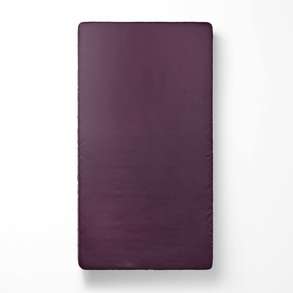 Satin Bettlaken „Plum glow“. Bettlaken ohne gummizug, 150x220 cm, 180x220 cm, 200x220 cm, 150x260 cm, 220x260 cm. Reichhaltiges pflaumenfarbenes bettlaken, weich und glatt für eine bequeme nachtruhe.