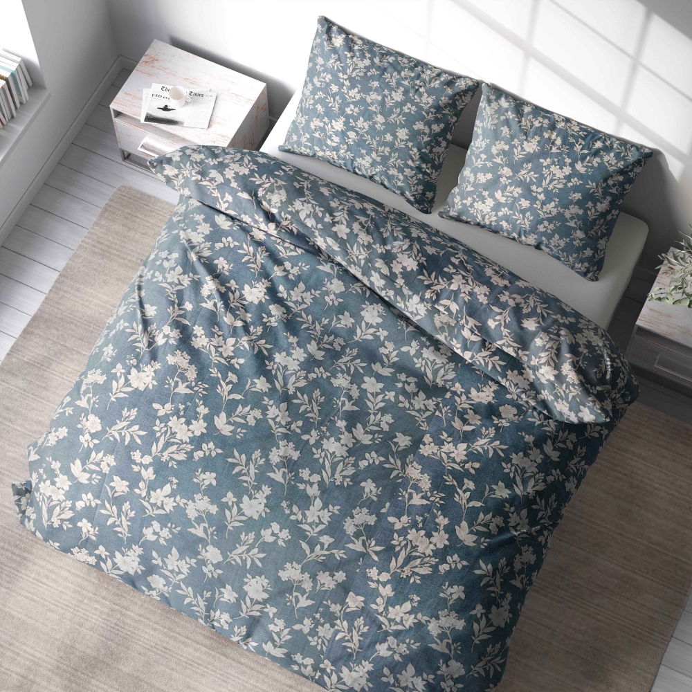 Satin bettwäsche set "Meadow". Bettwäsche aus Satin, 200x220 cm. Gedämpftes graublau der bettwäsche mit hellbraunen blumenmotiven für einen raffinierten touch